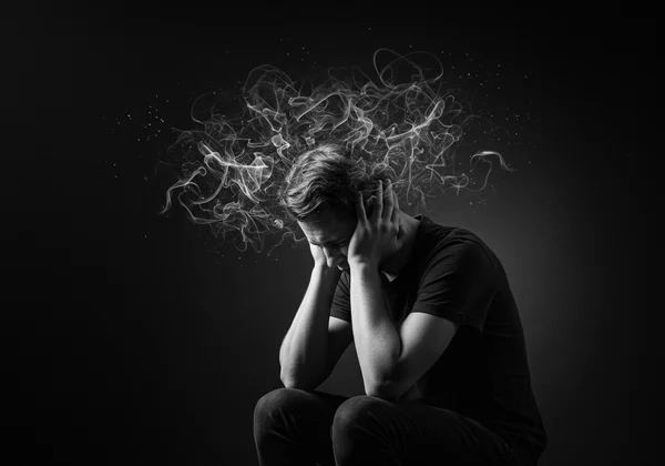 Personne en détresse, entourée de représentations abstraites de voix.